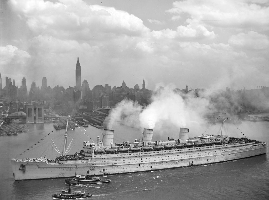 Queen Mary arriving in New York with returning troops in 1945