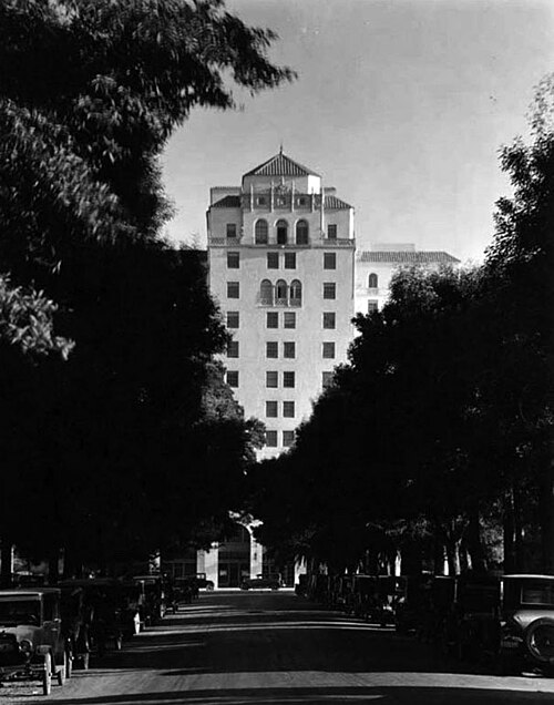 Hollywood Roosevelt Hotel in Los Angeles shortly after opening in 1927